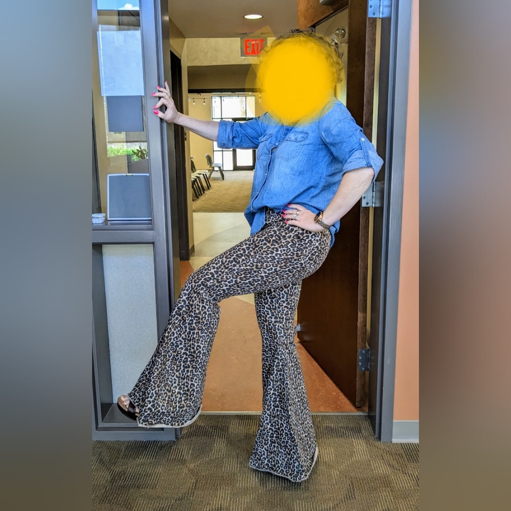 We The Free- Leopard "Float On" Bell bottoms size 31 GUC